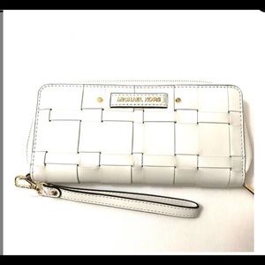MICHAEL Michael Kors Bags - Michael Kors Vivian wristlet/wallet optic white MICHAEL Michael Kors Bags - Michael Kors Vivian wristlet/wallet optic white